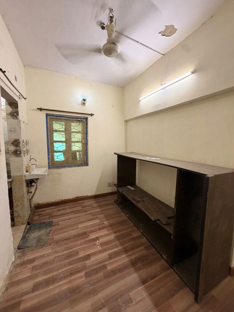 Room, kalkaji 1 Bedroom 500 Sq.Ft. Builder Floor In Kalkaji Delhi 10661228