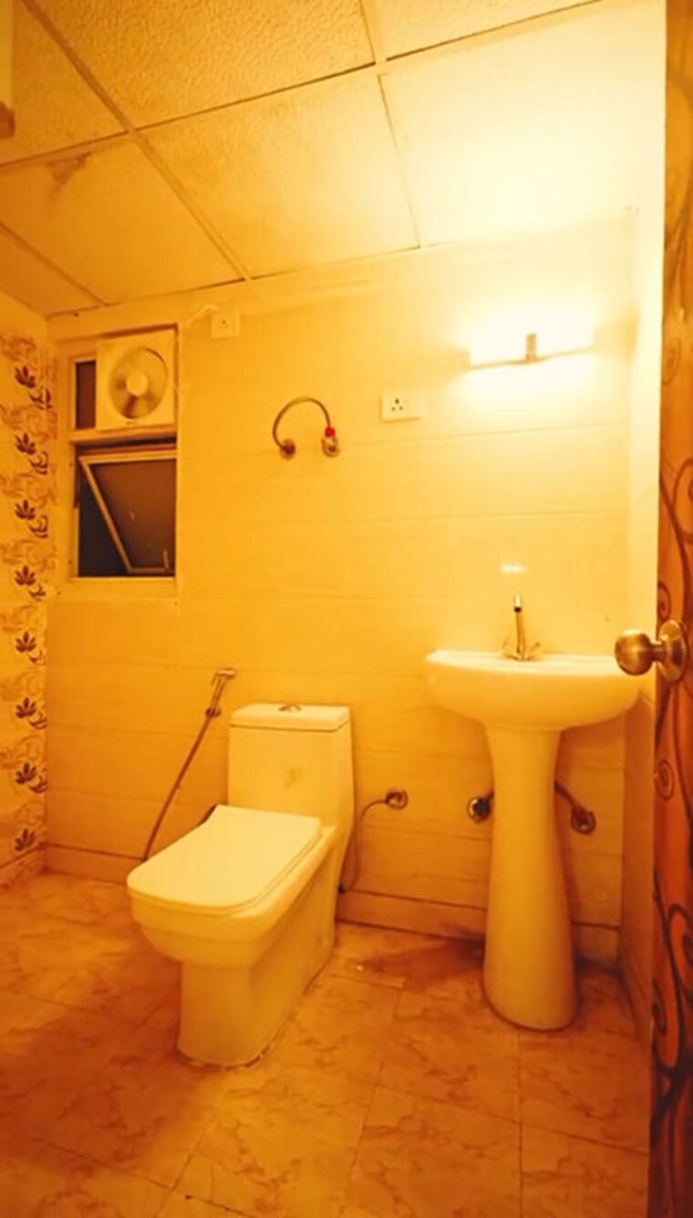 Bathroom, meenal-balmukund-residency 2 Bedroom 950 Sq.Ft. Apartment In Raj Nagar Extension Ghaziabad 10661276