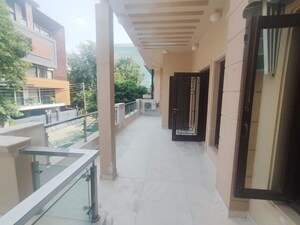 Room in 3 BHK Builder Floor at Sushant Lok I – for Rent