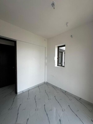 Room in 2 BHK Apartment at Raymond Ten X Habitat, Pokhran Road No Two – for Rent