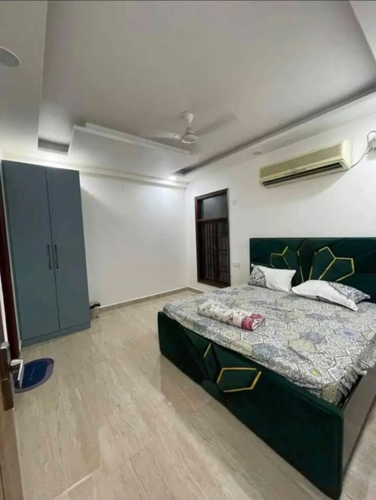 Bedroom, rajouri garden 3 Bedroom 160 Sq.Yd. Builder Floor In Rajouri Garden Delhi 10661409