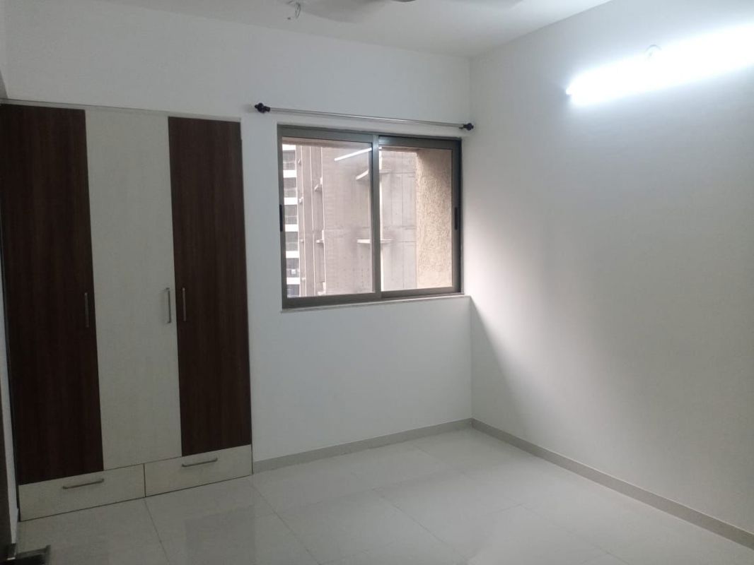 Room in 3 BHK Apartment at Lodha Splendora, Ghodbunder Road – for Sale