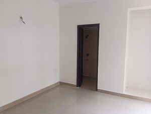Room in 3.5 BHK Apartment at Sector 76 – for Rent