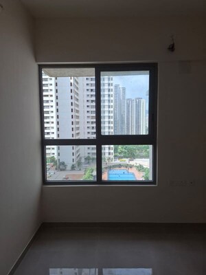 Room in 2 BHK Apartment at Piramal Vaikunth, Balkum Pada – for Rent