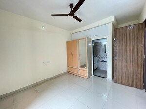 Room in 3 BHK Apartment at Krsna Apts, Santacruz West – for Rent