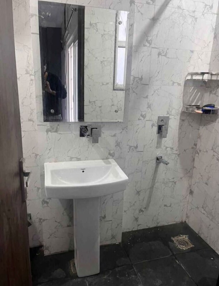 Bathroom, ramesh nagar 3 Bedroom 140 Sq.Yd. Builder Floor In Ramesh Nagar Delhi 10661678