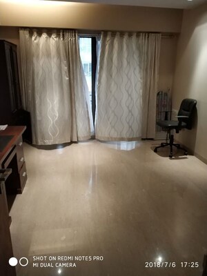 Room in 4 BHK Apartment at Tiara Tower, Santacruz West – for Rent