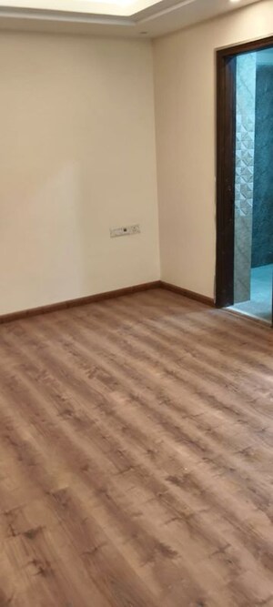 Room in 3 BHK Builder Floor at Safdarjung Enclave – for Sale