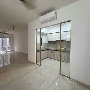 Room in 3.5 BHK Apartment at Smart World Orchard, Sector 61 – for Rent
