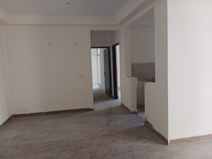 Room in 2.5 BHK Apartment at Amrapali Silicon City, Sector 76 – for Sale