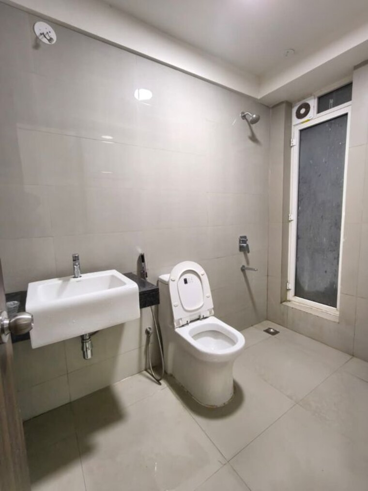 Bathroom, one-indiabulls-thane-1 2 Bedroom 806 Sq.Ft. Apartment In Pokhran Road No One Thane 10661770