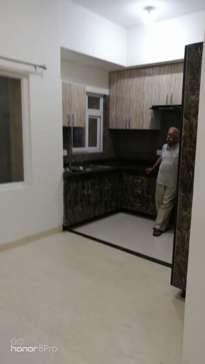Bathroom in 4 BHK Apartment at Emaar Emerald Floors Premier, Sector 65 – for Rent