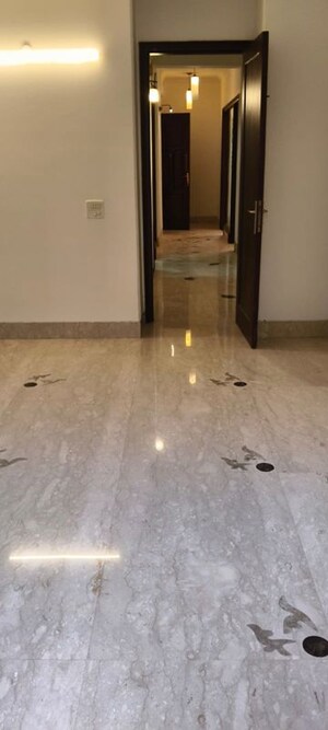 Room in 4 BHK Builder Floor at Safdarjung Enclave – for Sale
