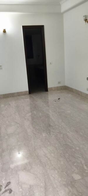 Room in 4 BHK Builder Floor at Safdarjung Enclave – for Sale