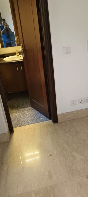 Room in 4 BHK Builder Floor at Safdarjung Enclave – for Sale