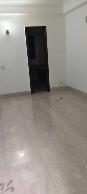 Room in 4 BHK Builder Floor at Safdarjung Enclave – for Sale