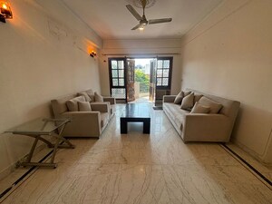 Living Room in 3 BHK Builder Floor at Dlf Phase ii – for Rent