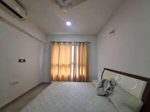 Room in 2.5 BHK Apartment at Sheth Zuri, Laxmi Nagar – for Rent