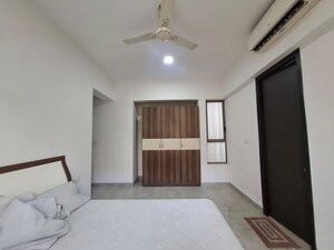 Room in 2.5 BHK Apartment at Sheth Zuri, Laxmi Nagar – for Rent