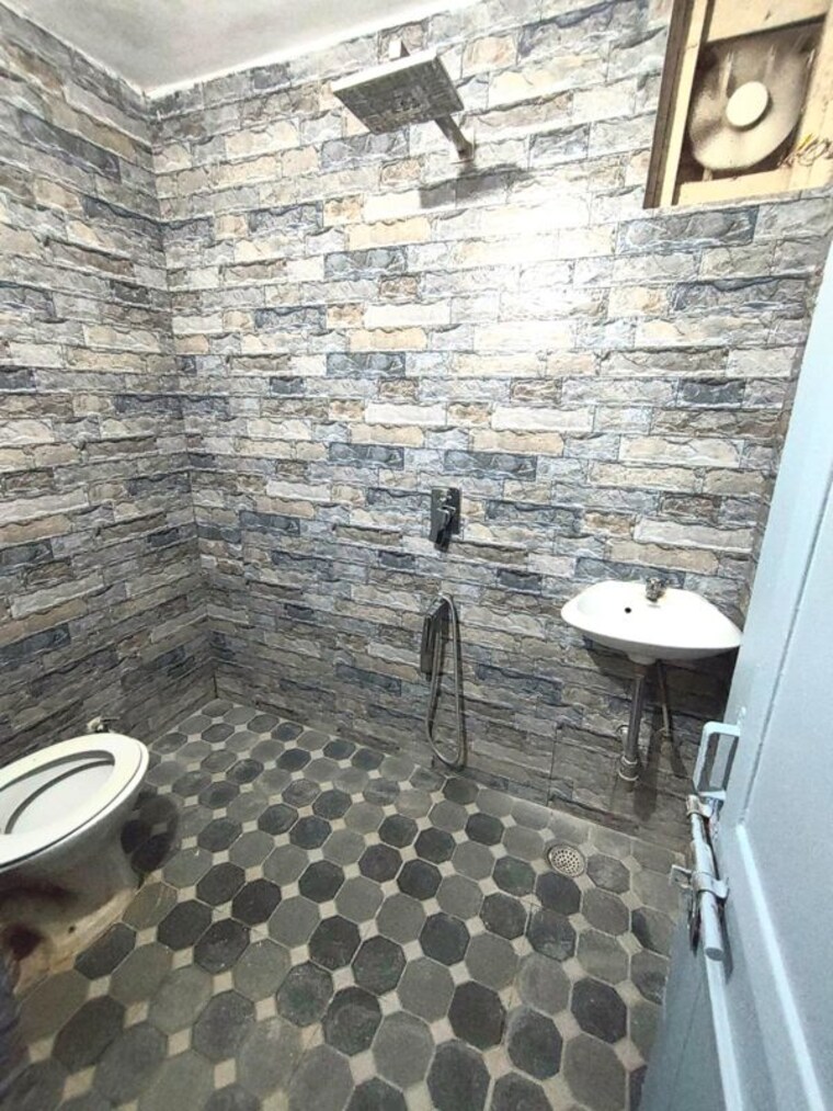 Bathroom, hauz khas Commercial Office Space 1600 Sq.Ft. In Hauz Khas Delhi 10662046
