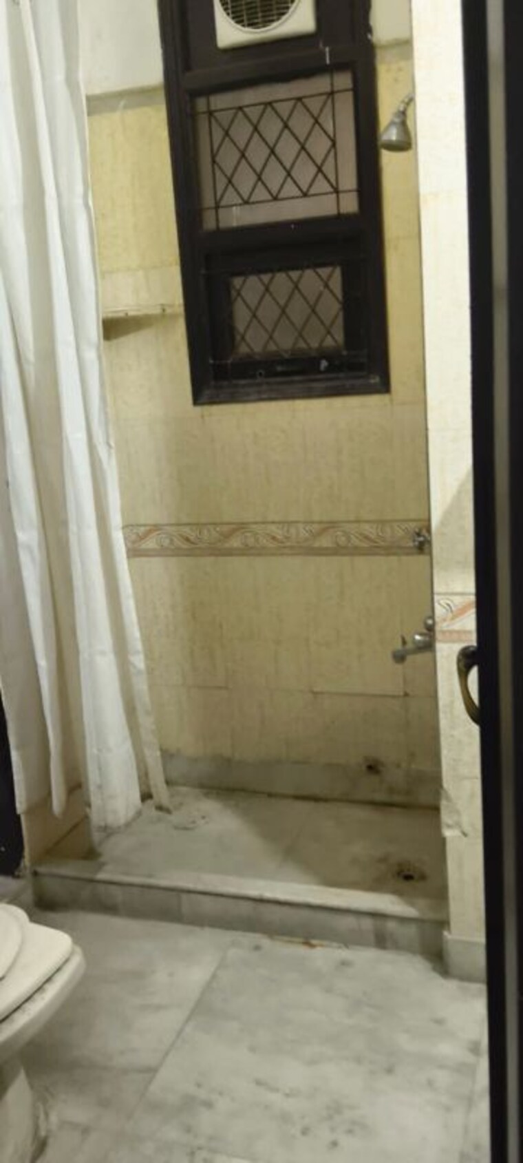 Bathroom, green park 2 Bedroom 100 Sq.Yd. Builder Floor In Green Park Delhi 10662086