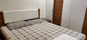 Room in 2.5 BHK Apartment at Khar West – for Rent