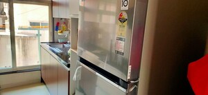 Furnished Amenities in 2.5 BHK Apartment at Khar West – for Rent