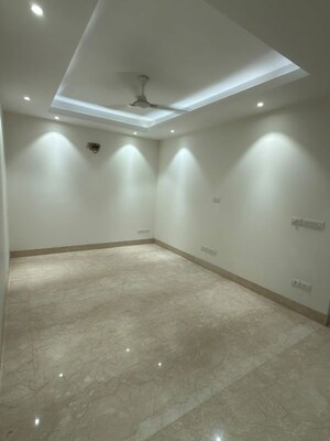 Room in 4 BHK Apartment at Greater Kailash ii – for Sale