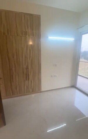 Room in 3 BHK Apartment at Smart World Orchard, Sector 61 – for Rent