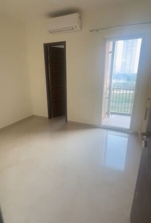 Room in 3 BHK Apartment at Smart World Orchard, Sector 61 – for Rent