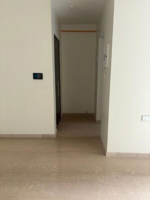 Room in 2 BHK Apartment at Kalpataru Elitus, Mulund West – for Rent
