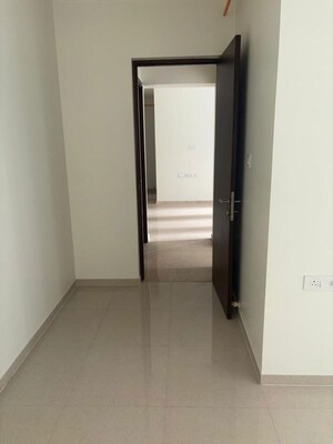 Room in 2 BHK Apartment at Kalpataru Elitus, Mulund West – for Rent