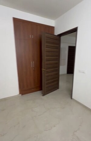 Room in 3 BHK Apartment at Smart World Orchard, Sector 61 – for Rent