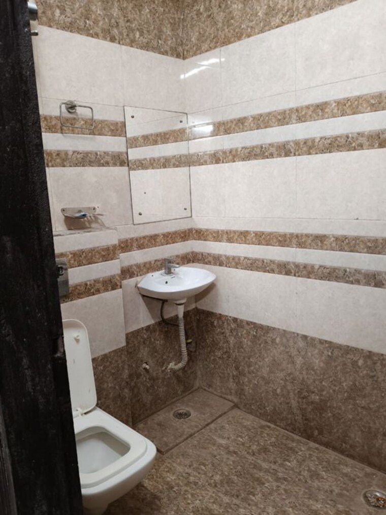 Bathroom, suncity-township-gurgaon 1 RK 390 Sq.Ft. Builder Floor In Sector 54 Gurgaon 10662234