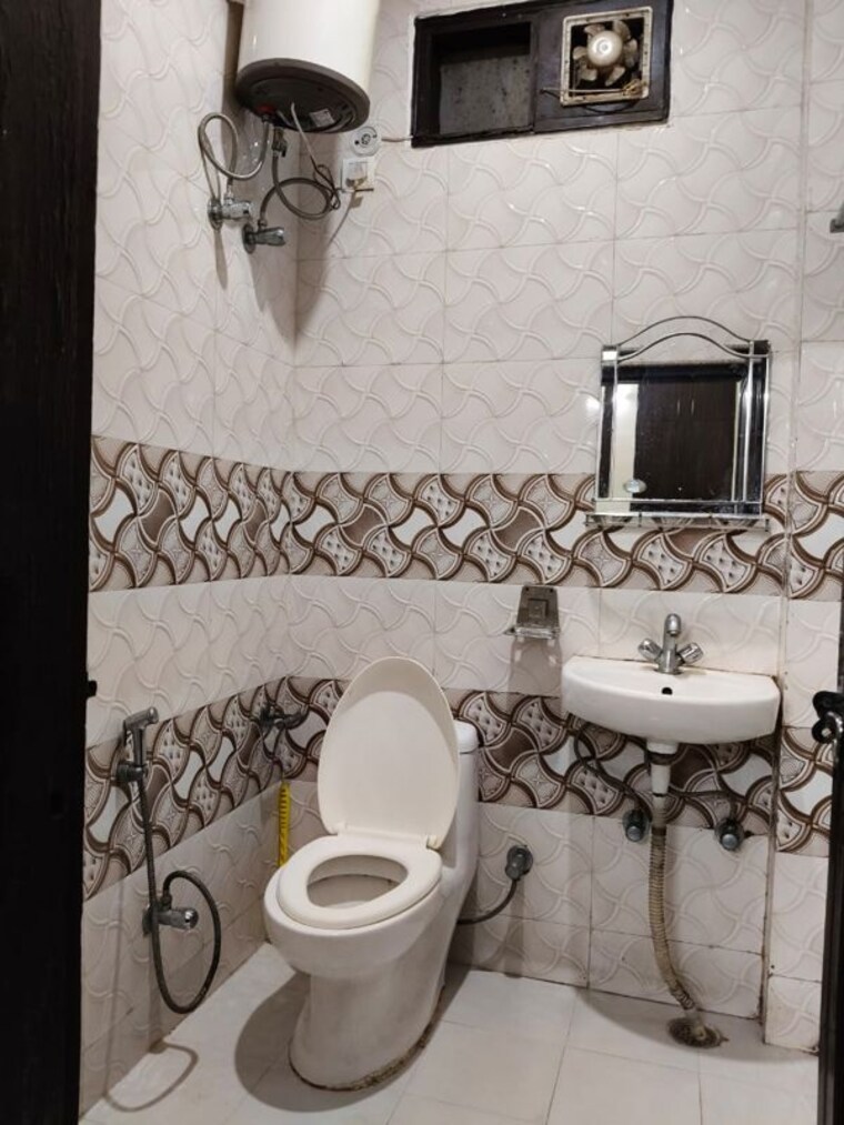 Bathroom, suncity 1 RK 333 Sq.Ft. Builder Floor In Suncity Gurgaon 10662280
