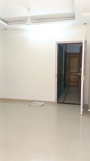 Room in 3 BHK Apartment at Swapnalok Apartments Malad East, Malad East – for Rent
