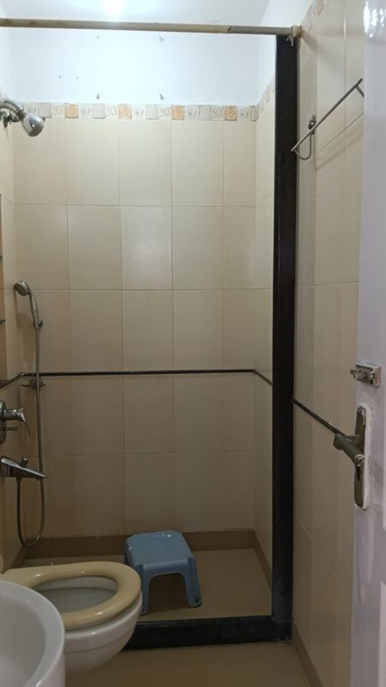 Bathroom, swapnalok-apartments-malad-east 3 Bedroom 1000 Sq.Ft. Apartment In Malad East Mumbai 10662308