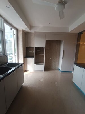 Room in 4 BHK Builder Floor at Dlf Phase ii – for Rent