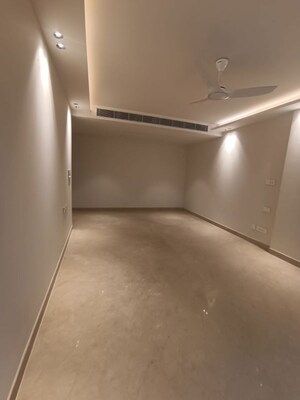 Room in 4 BHK Builder Floor at Dlf Phase ii – for Rent