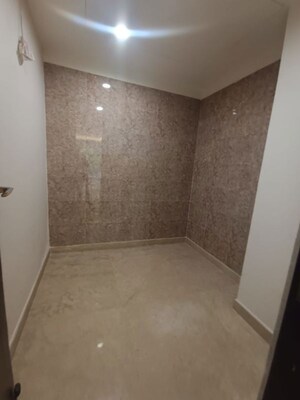 Room in 4 BHK Builder Floor at Dlf Phase ii – for Rent
