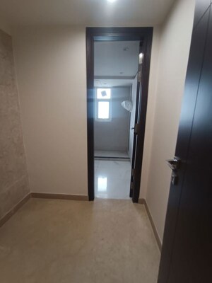 Room in 4 BHK Builder Floor at Dlf Phase ii – for Rent