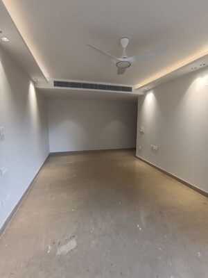 Room in 4 BHK Builder Floor at Dlf Phase ii – for Rent