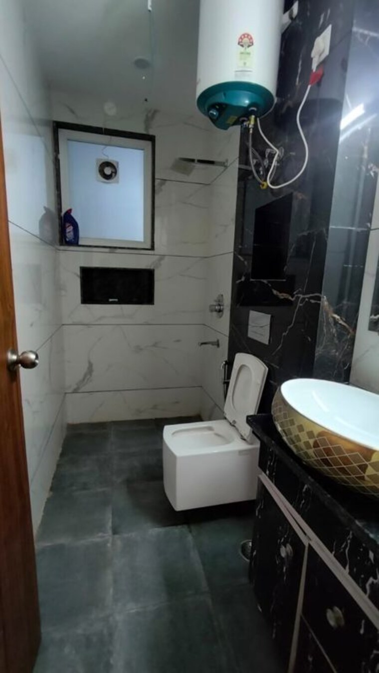 Bathroom, dlf phase ii 3.5 Bedroom 1970 Sq.Ft. Builder Floor In Dlf Phase ii Gurgaon 10662465