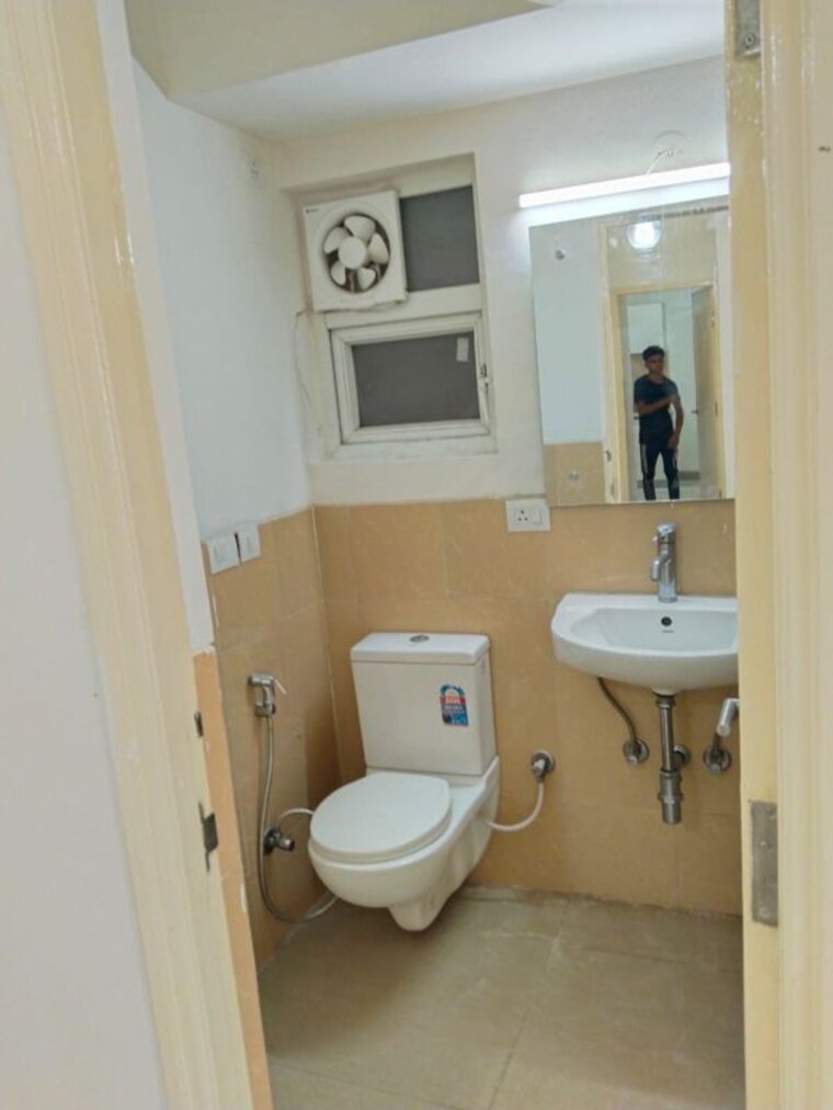 Bathroom, emaar-emerald-floors 3.5 Bedroom 1650 Sq.Ft. Apartment In Sector 65 Gurgaon 10662436