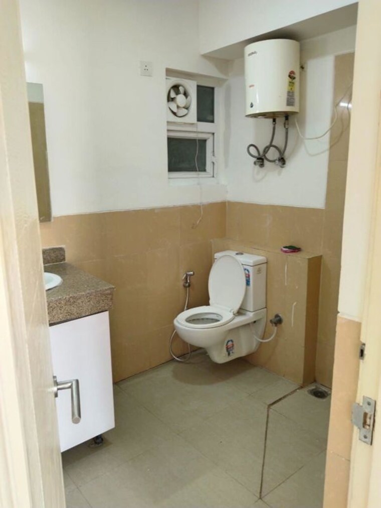 Bathroom, emaar-emerald-floors 3.5 Bedroom 1650 Sq.Ft. Apartment In Sector 65 Gurgaon 10662436