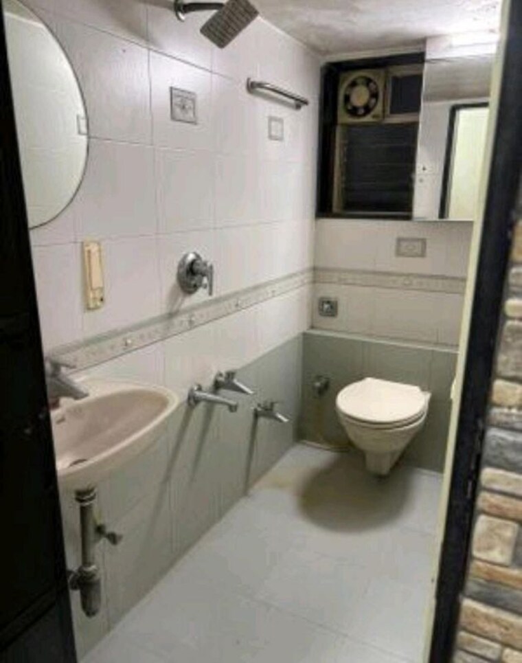 Bathroom, juhu 2 Bedroom 700 Sq.Ft. Apartment In Juhu Mumbai 10662478