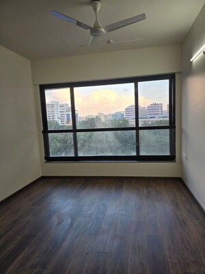 Room in 2.5 BHK Apartment at Prescon Midtown Bay, Mahim West – for Rent