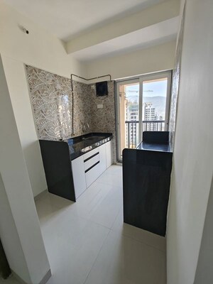 Room in 1 BHK Apartment at Raunak Residency Thane, Pokhran Road No One – for Rent