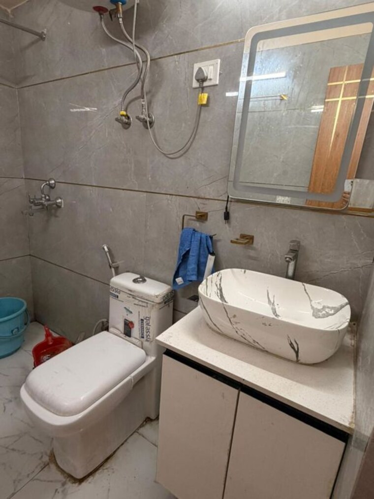 Bathroom, shree-vardhman-green-court 2 Bedroom 690 Sq.Ft. Apartment In Sector 90 Gurgaon 10662597