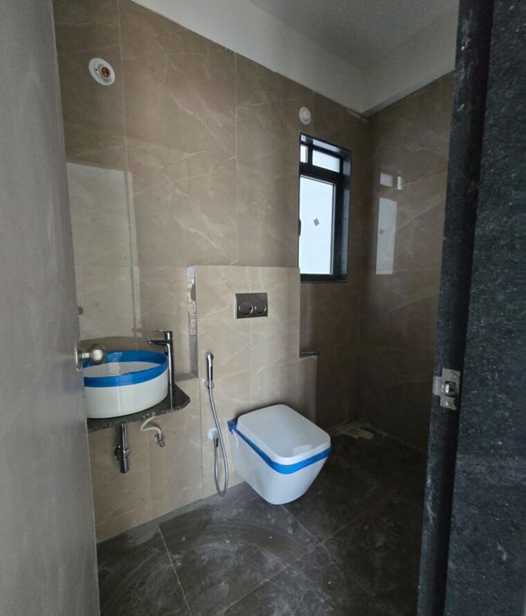 Bathroom, dosti-oak 1.5 Bedroom 584 Sq.Ft. Apartment In Balkum Pada Thane 10662604